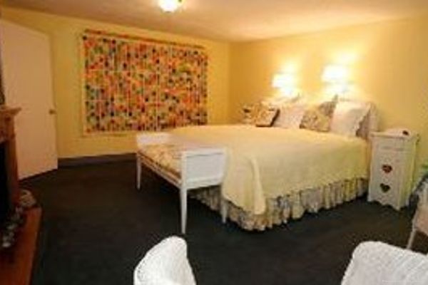 Hotel BY THE SIDE OF THE ROAD (Belmont Estates)